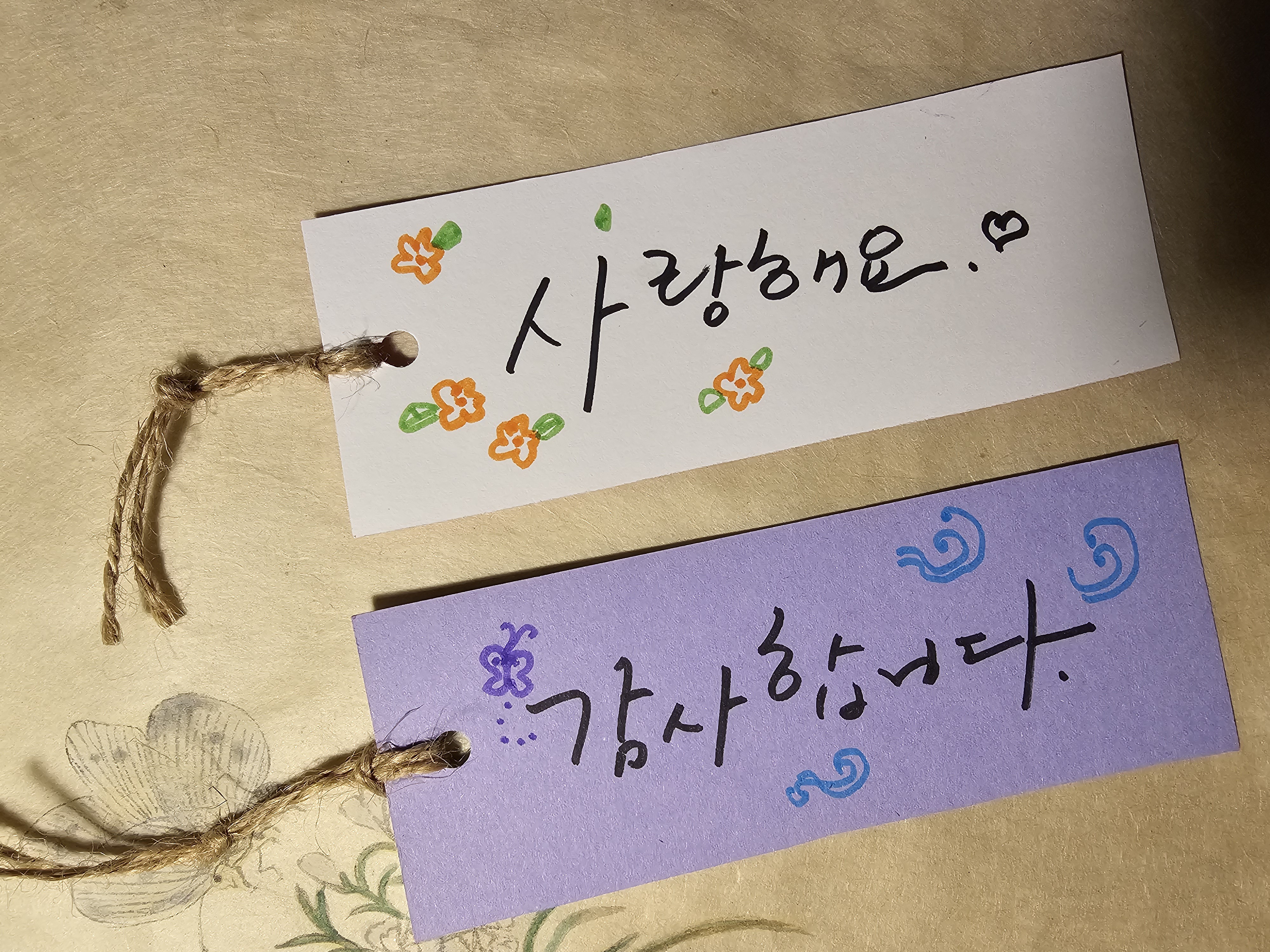 Koreanischer Name auf ein Lesezeichen schreiben (Erlebnis) - 책갈피에 한국이름 쓰기